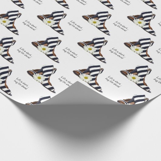 ストライプのファッションハイヒールとデイジー ラッピングペーパー (角)