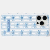 ストライプのブルーコケットリボンのモノグラム Case-Mate iPhoneケース (裏面 (横))