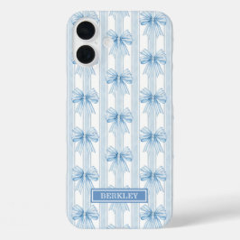 ストライプのブルーコケットリボンのモノグラム iPhone 16 PLUSケース