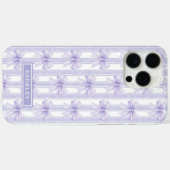 ストライプのモノグラム入り紫のクォケットボウズ Case-Mate iPhoneケース (裏面 (横))