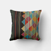 ストライプの三角形(黒のイニシャル付き) クッション (裏面)