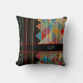 ストライプの三角形(黒のイニシャル付き) クッション (正面)