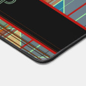 ストライプの三角形(黒のイニシャル付き) デスクマット (コーナー)