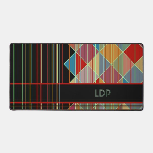 ストライプの三角形(黒のイニシャル付き) デスクマット (正面)