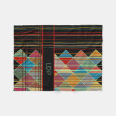 ストライプの三角形(黒のイニシャル付き) フリースブランケット (正面(横))