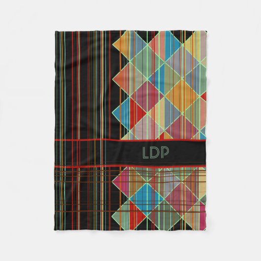 ストライプの三角形(黒のイニシャル付き) フリースブランケット (正面)