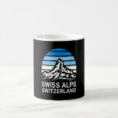 ストライプの空のスイスアルプスのレトロな山の景色 コーヒーマグカップ (中央)