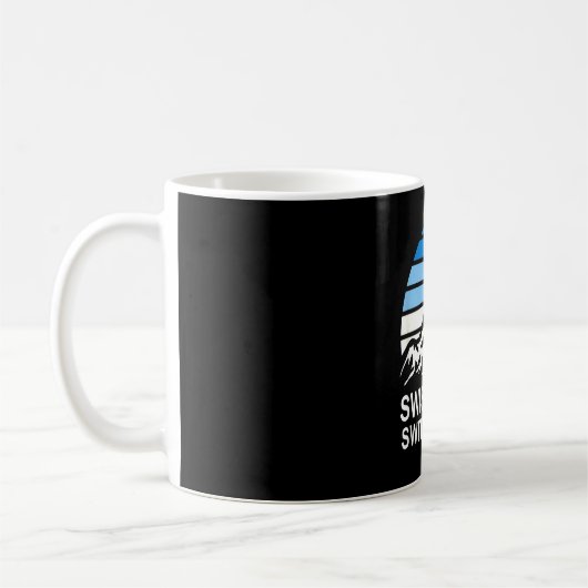ストライプの空のスイスアルプスのレトロな山の景色 コーヒーマグカップ (左)
