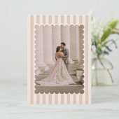ストライプの背景とホタテの縁取りの結婚式の写真 サンキューカード (スタンド正面)