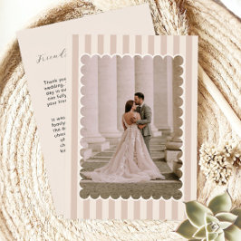 ストライプの背景とホタテの縁取りの結婚式の写真 サンキューカード