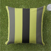ストライプ黒とオリーブ アウトドアクッション (芝生)