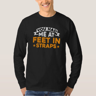 ストラップ内のフィートで私を魅了したのね          Tシャツ