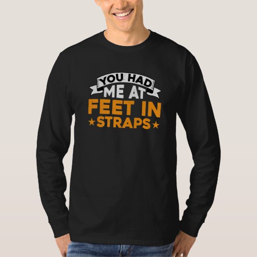 ストラップ内のフィートで私を魅了したのね Tシャツ (正面)