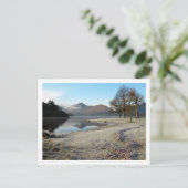 ストラ霜の降りたンドシャグ湾での朝：ダーウェントウォーターPos ポストカード (スタンド正面)