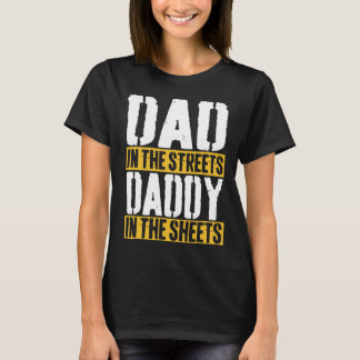 ストリートではお父さん、ベッドではパパなお父様へ Tシャツ