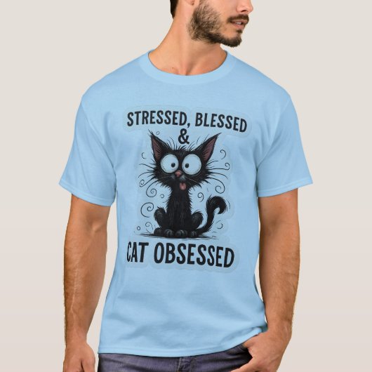 ストレスが溜まってはいるけれど幸せ 猫中毒の面白い黒猫デザイン Tシャツ (正面)