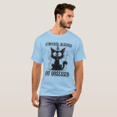 ストレスが溜まってはいるけれど幸せ 猫中毒の面白い黒猫デザイン Tシャツ (正面フル)