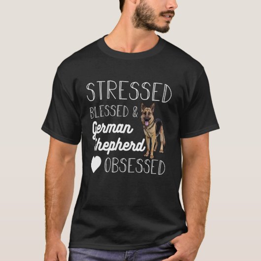 ストレスと祝福にまみれ、ジャーマンシェパードに夢中なデザイ Tシャツ (正面)