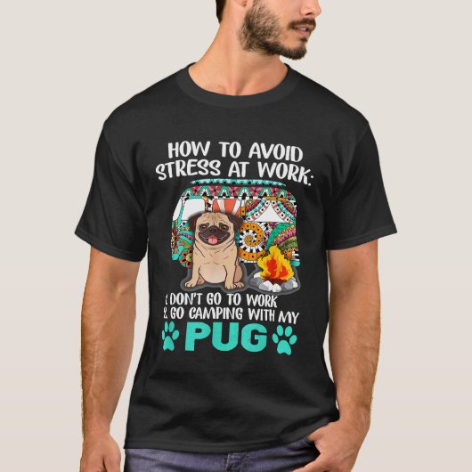ストレス回避のためのパグとのキャンプ Tシャツ (正面)