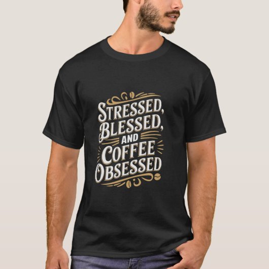 ストレス賛美とコーヒーに取り憑かれたスローガン Tシャツ (正面)