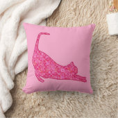 ストレッチキャットシルエット明るい赤紫色ピンクろうけつ染め クッション (ブランケット)