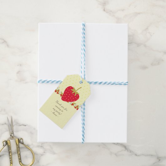 ストロベリースイーツベビーファーストバースデーパーティー ギフトタグ (より糸付き)