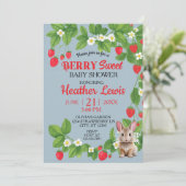 ストロベリースイートバニーベビーシャワー（赤と青） 招待状 (スタンド正面)