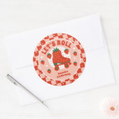 ストロベリースケート | レトロローラスケートで滑る誕生日 ラウンドシール (封筒)