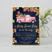 ストロベリートラックベリー甘いベビーシャワー海軍金ゴールド 箔招待状 (立ち正面)