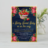 ストロベリーバスケット甘い赤ちゃんシャワー海軍ブルー金ゴールド 箔招待状 (立ち正面)