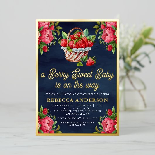 ストロベリーバスケット甘い赤ちゃんシャワー海軍ブルー金ゴールド 箔招待状 (立ち正面)