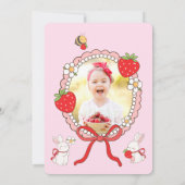 ストロベリーバニー誕生日写真サンキューカード 招待状 (裏面)