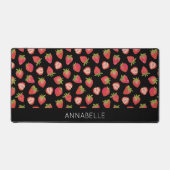 ストロベリーパターンブラックレッド名 デスクマット (正面)