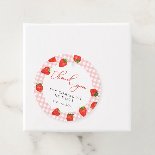 ストロベリーピンクの格子柄ジンガム誕生日ありがとう フェイバータグ (インサイチュ)