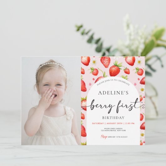 ストロベリーファーストかわいい第1誕生日の写真 招待状 (スタンド正面)