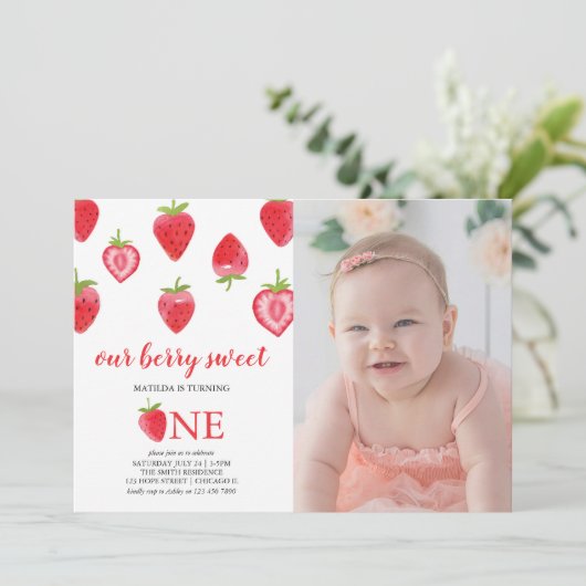 ストロベリーファースト誕生日ガールフォト招待状 招待状 (スタンド正面)
