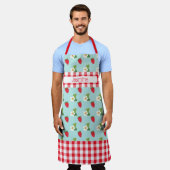 ストロベリーフィールズレッドジンガムチェックパーソナライズされた エプロン (着用した状態)