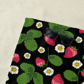 ストロベリーフィールド（黒） ビーチタオル (インサイチュ)