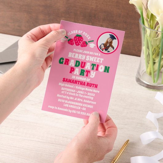 ストロベリーフォト卒業パーティー ベラム紙招待状 (ポータブル)
