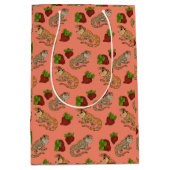 ストロベリーベアーディドラゴンパターン ミディアムペーパーバッグ (正面)