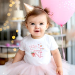 ストロベリーベリースウィートファースト誕生日ベビー ベビーTシャツ<br><div class="desc">ストロベリースイートファースト誕生日ベビーベビーTシャツ。一致する項目が使用可能。</div>