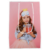 ストロベリーミルクシェイク誕生日パーソナライズされた写真 ミディアムペーパーバッグ (裏面)