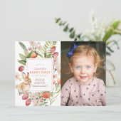 ストロベリーBunny Berry最初の誕生日の写真 招待状 (スタンド正面)