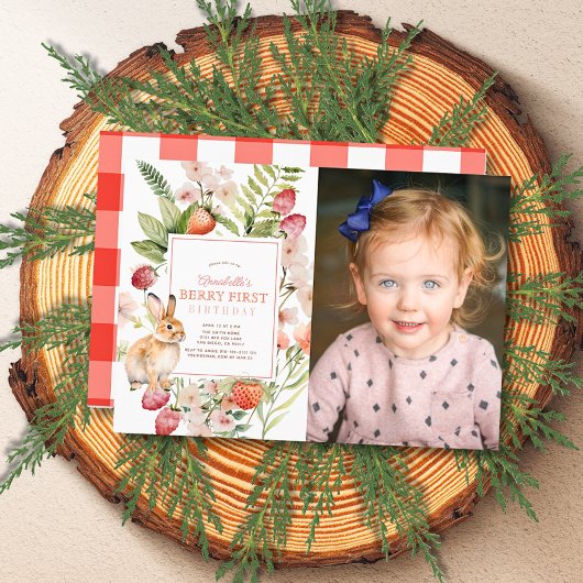 ストロベリーBunny Berry最初の誕生日の写真 招待状