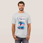 ストロングと誇りを持った – トランスジェンダープライドドラゴン Tシャツ (正面フル)