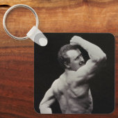 ストロングメンユーゲンサンドーボディビルによる新しいポーズ キーホルダー (正面)