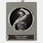 ストロングメンユーゲンサンドーボディビルによる新しいポーズ シルバープレートバナーオーナメント (正面)