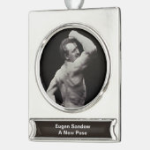 ストロングメンユーゲンサンドーボディビルによる新しいポーズ シルバープレートバナーオーナメント (左)