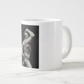 ストロングメンユーゲンサンドーボディビルによる新しいポーズ ジャンボコーヒーマグカップ (正面右)