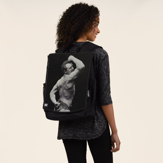 ストロングメンユーゲンサンドーボディビルによる新しいポーズ バックパック (着用)